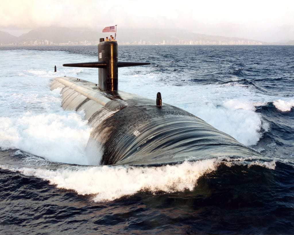 Starboard bow view of the US Navy (USN) LOS ANGELES CLASS: Attack Submarine, USS LOS ANGELES (SSN 688) underway off the coast of Oahu, Hawaii (HI).
