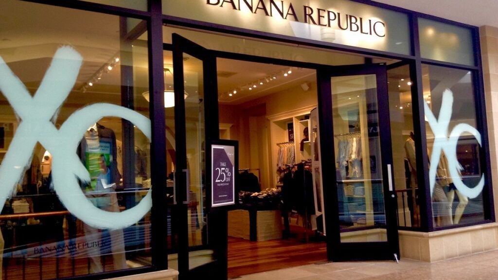 banana republic galleria hours