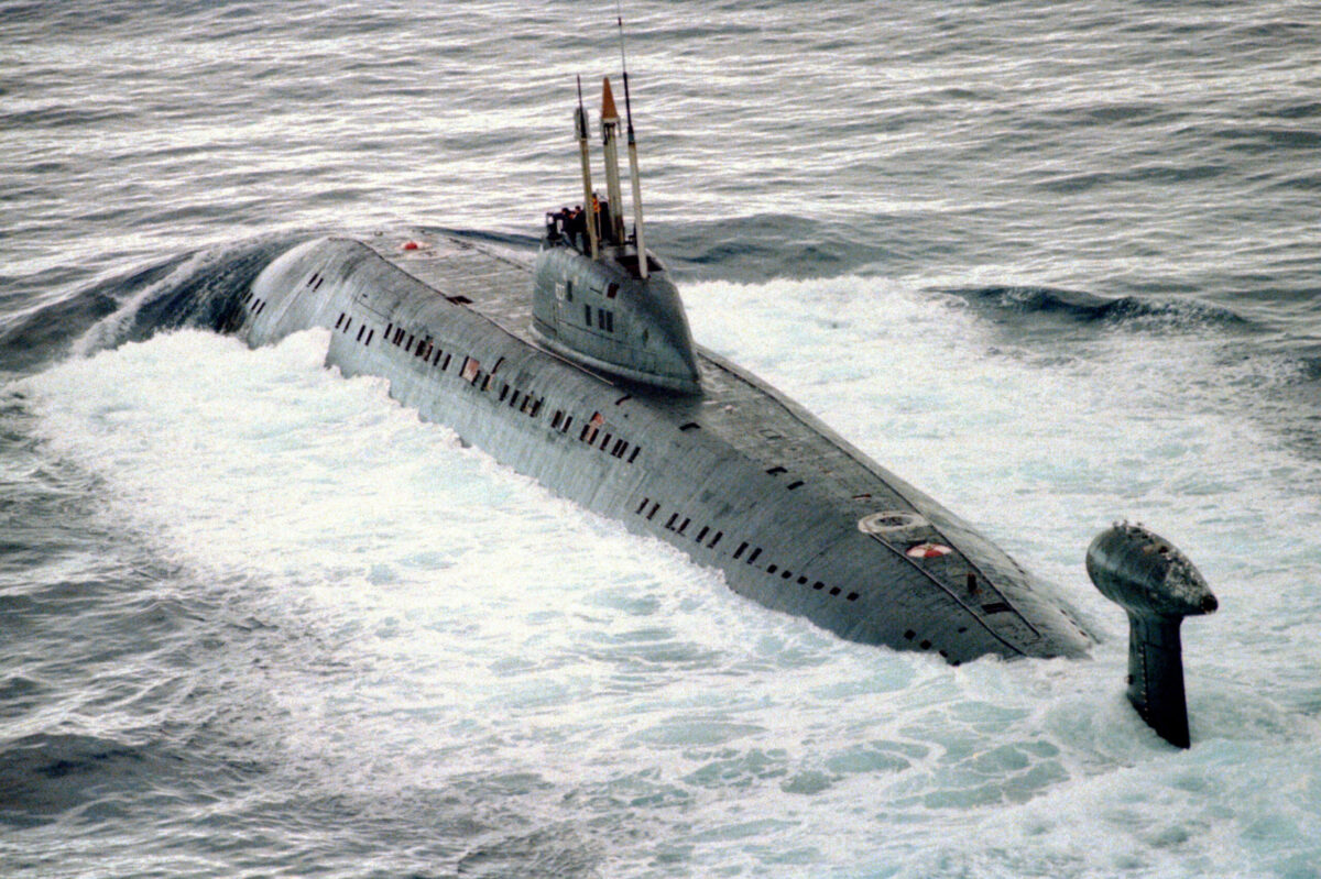 An aerial port quarter view of the Russian Northern Fleet VICTOR III class nuclear-powered attack submarine underway on the surface. (Exact date unknown)