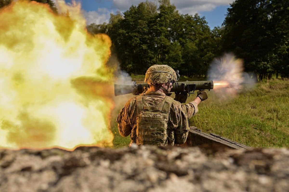 Sky Soldiers from 1st Battalion, 503rd Infantry Regiment engaged targets with the Carl Gustaf 84mm weapon system in Grafenwoehr, Germany September 8, 2018 during Saber Junction 18. Exercise Saber Junction 18 is a U.S. Army Europe-directed exercise designed to assess the readiness of the U.S. Army's 173rd Airborne Brigade to execute unified land operations in a joint, combined environment and to promote interoperability with participating allies and partner nations. Image : Creative Commons.