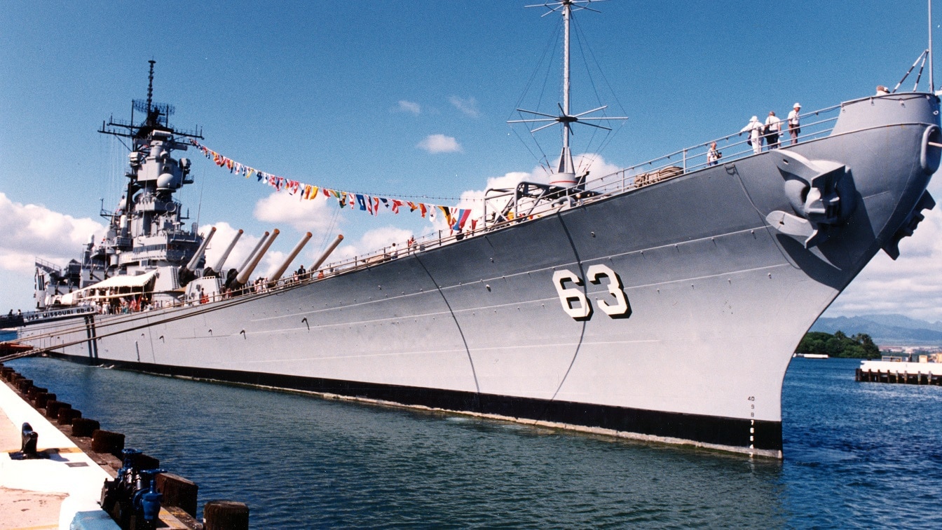 The battleship USS Missouri (BB-63) stands moored to a pier at Naval Station Pearl Harbor, Hawaii. Missouri is in Hawaii to take part in the observance of the 50th anniversary of the Japanese attack on Pearl Harbor. Image: Creative Commons.