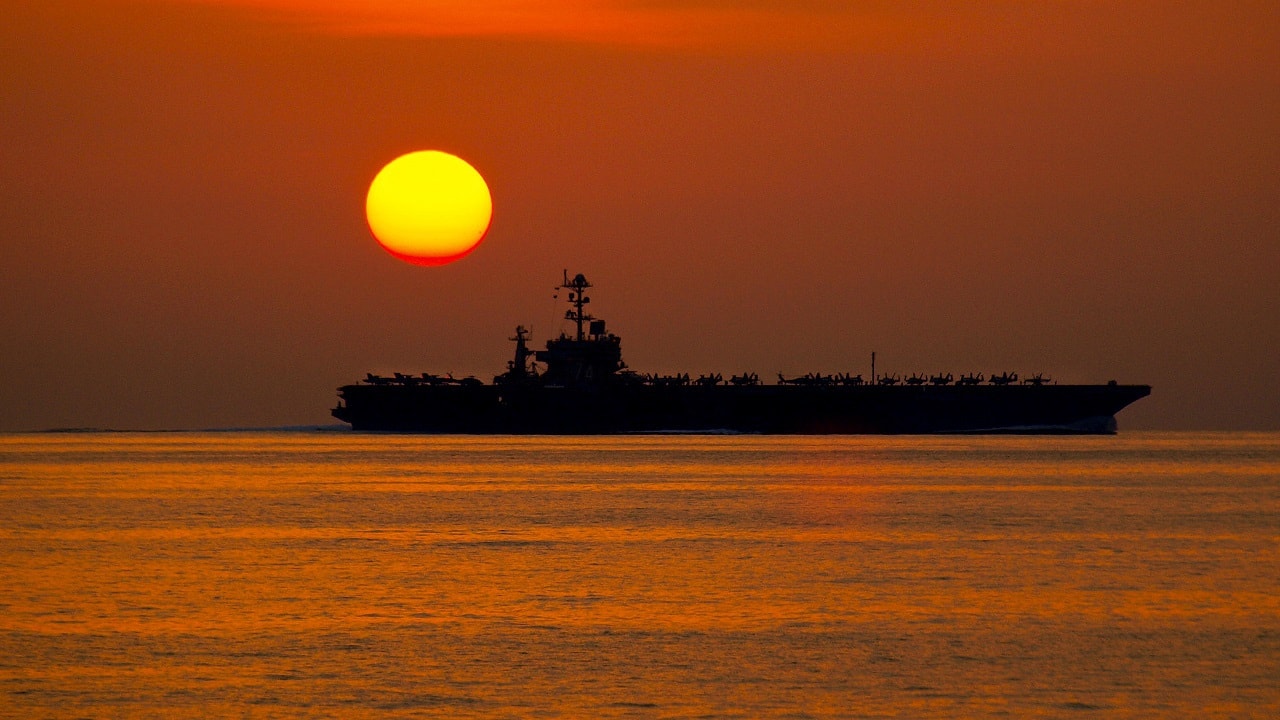 JAV 5-oji atsakomybės laivyno plotas (2012 m. Sausio 5 d.) Nimitz klasės orlaivių vežėjas USS John C. Stennis (CVN 74) veikia Arabijos jūroje saulėlydžio metu. Johnas C. Stennisas yra dislokuotas JAV 5 -ajai atsakomybės laivyno teritorijai, vykdančiai jūrų saugumo operacijas, teatro saugumo bendradarbiavimo pastangas ir paramos misijas, skirtas operacijai „Ištverminga laisvė“. (JAV karinio jūrų laivyno nuotrauka, kurią pateikė 3 -iosios klasės James Stahl/Išleista)