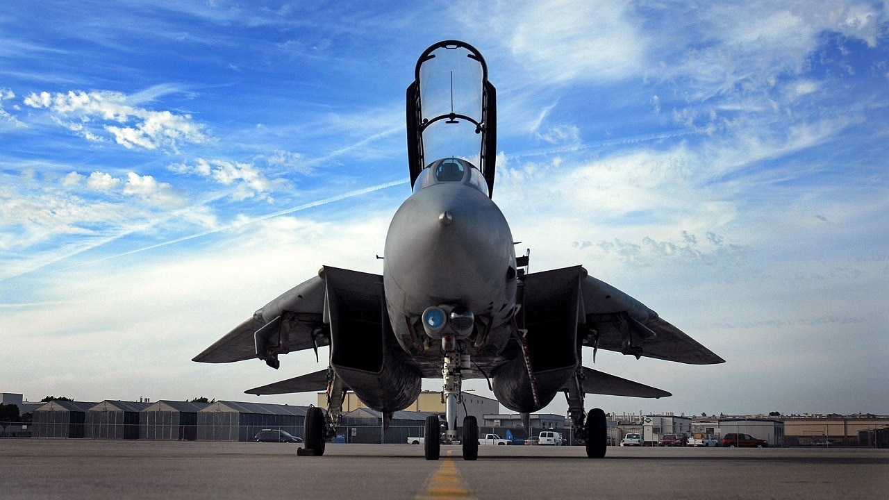 How an F-14 Tomcat Landed on An Aircraft Carrier After Its 'Nose' Fell ...