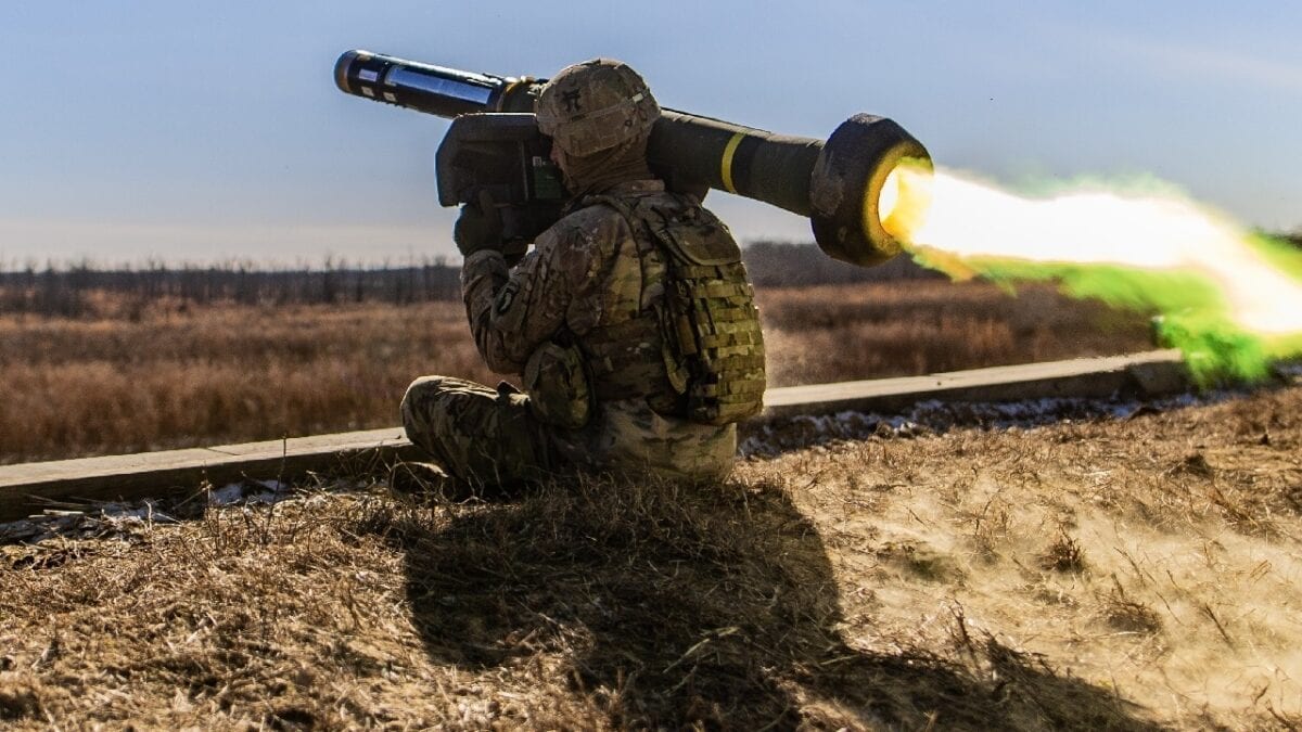 1st Lt. Ryan Rogers assigned to 3rd Battalion, 187th Infantry Regiment, 3rd Brigade Combat Team, 101st Airborne Division (Air Assault), fires the Javelin shoulder-fired anti-tank missile during platoon live fire exercise at Fort Campbell, Ky. Jan. 30, 2019. (U.S. Army Photo by Capt. Justin Wright)