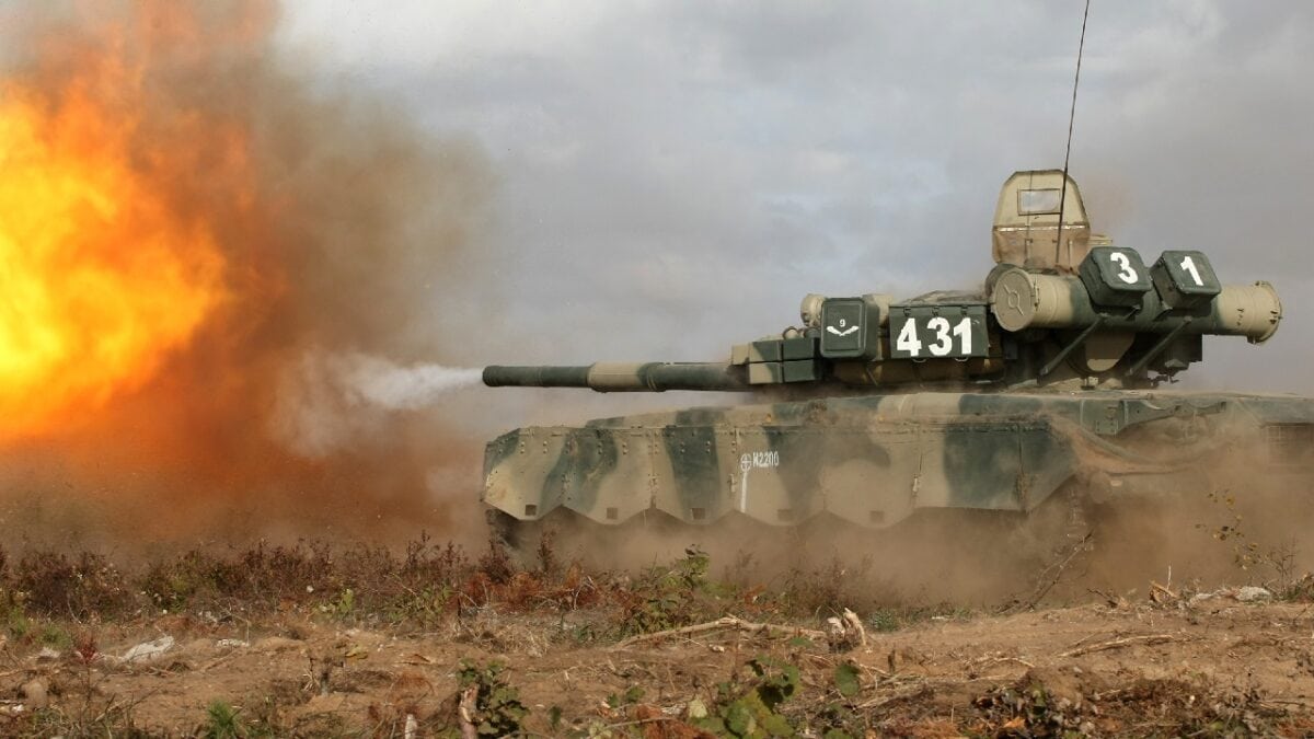 T-80 Tank firing. Image Credit: Creative Commons. 