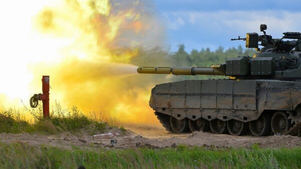 Russian tank firing main gun. Image Credit: Creative Commons.