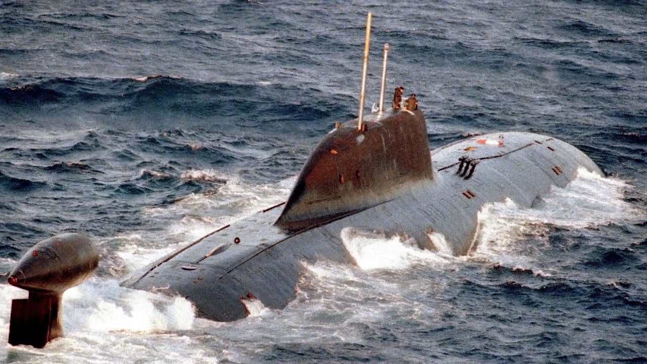 K-322 Cachalot, Akula class submarine underway. A port quarter aerial view of the Russian Northern Fleet AKULA class nuclear-powered attack submarine underway on the surface. Image: Creative Commons.