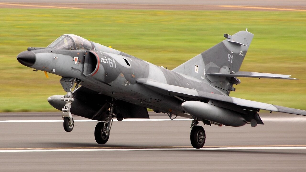Only five Super Étendard aircraft had been delivered by the time Argentina seized the Falkland Islands, and only four of those were operational.