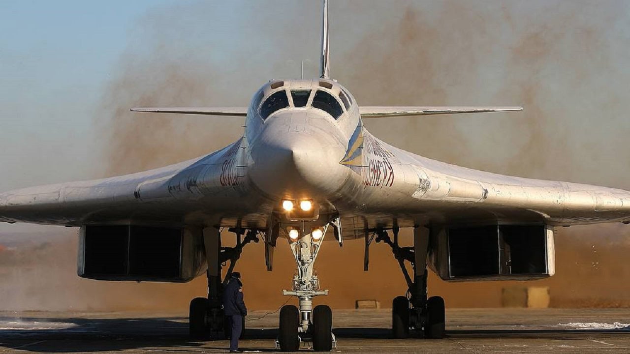 „Tu-160“ bombonešis ruošiasi pakilti. Vaizdo kreditas: Tass.