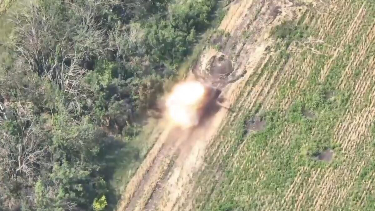 Ukraine attacks a tank from the sky