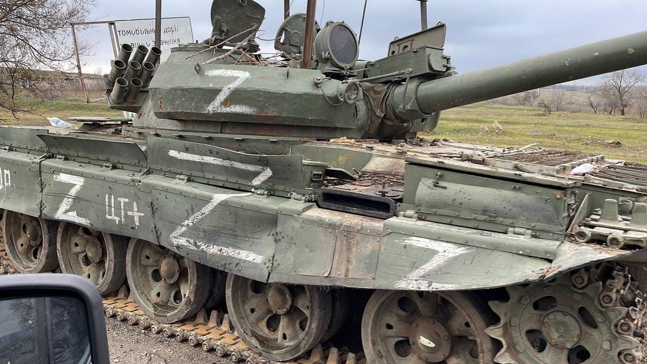 Old Russian T-62 Tank Fighting in Ukraine. Image Credit: Twitter.