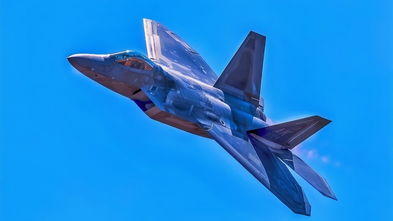 F-22 Raptor Fighter Flying High (1)