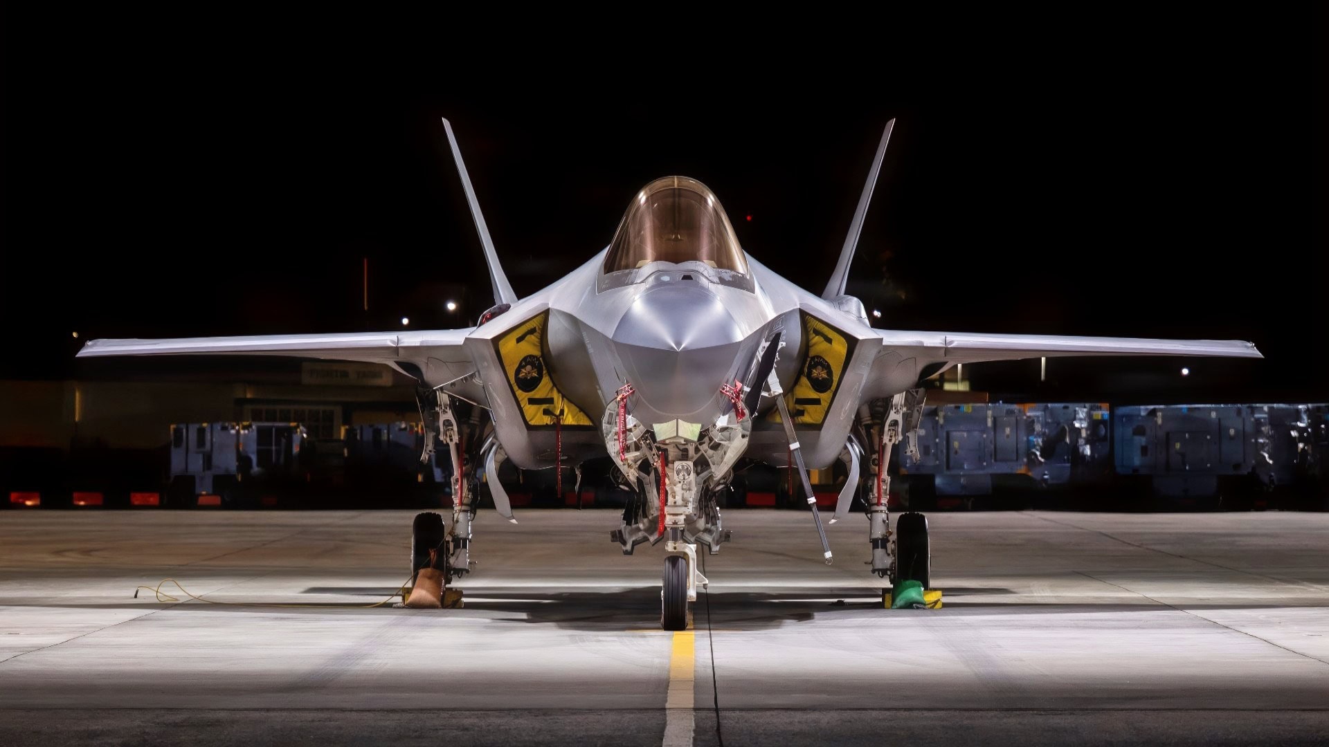 F-35A Lightning II, priskirtas 4-ajai ekspedicinių naikintuvų eskadrilei, dislokuotam Kadenos oro bazėje, sėdi ant skrydžio linijos per visos bazės operatyvinės parengties pratybas BH 26-1 Kadenos oro bazėje, Japonijoje, 2025 m. lapkričio 3 d.