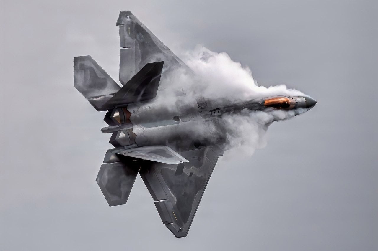 J-20 Mighty Dragon vs. F-22 Raptor Fighter Summed Up in 4 Words