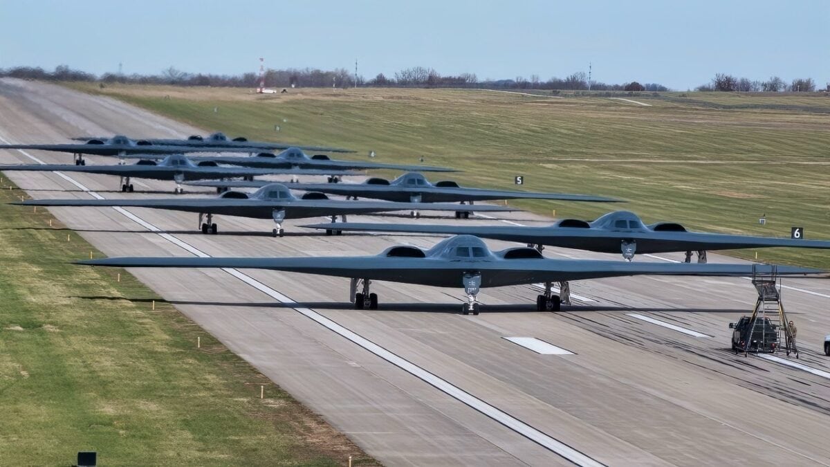 dozen-b-2-spirit-stealth-bombers-performed-the-most-powerful-elephant