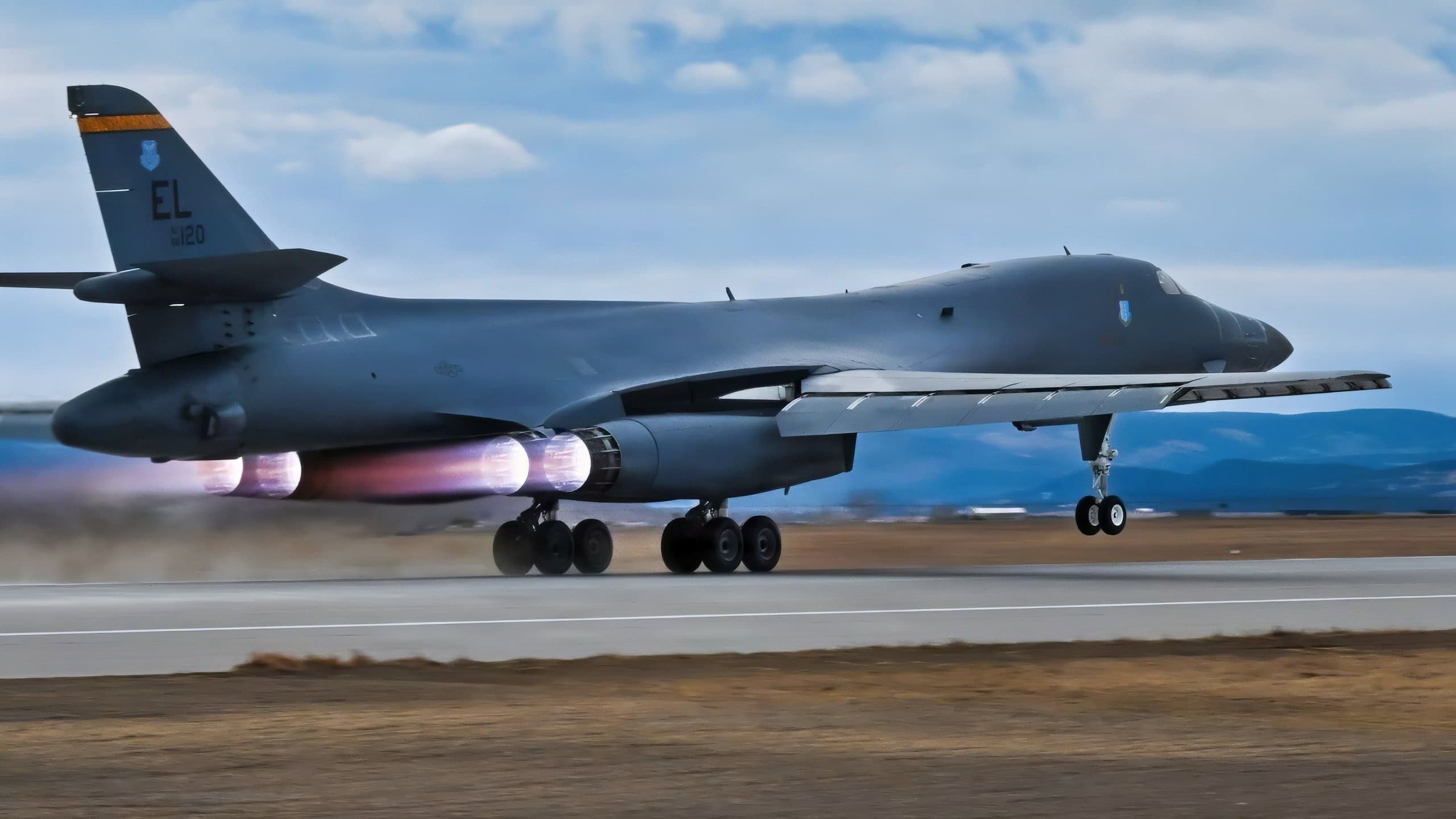 JAV oro pajėgų B-1B Lancer, priskirtas 34-ajai bombų eskadrilei, pakyla per įprastus mokymus Elswortho oro pajėgų bazėje, SD, 2026 m. vasario 24 d. Pakartotiniai mokymai užtikrina misiją ir kovinę parengtį, padedančią palaikyti taikius pasaulio reikalus. (JAV oro pajėgų nuotrauka – Airman 1st Class Austin Mooneyham)