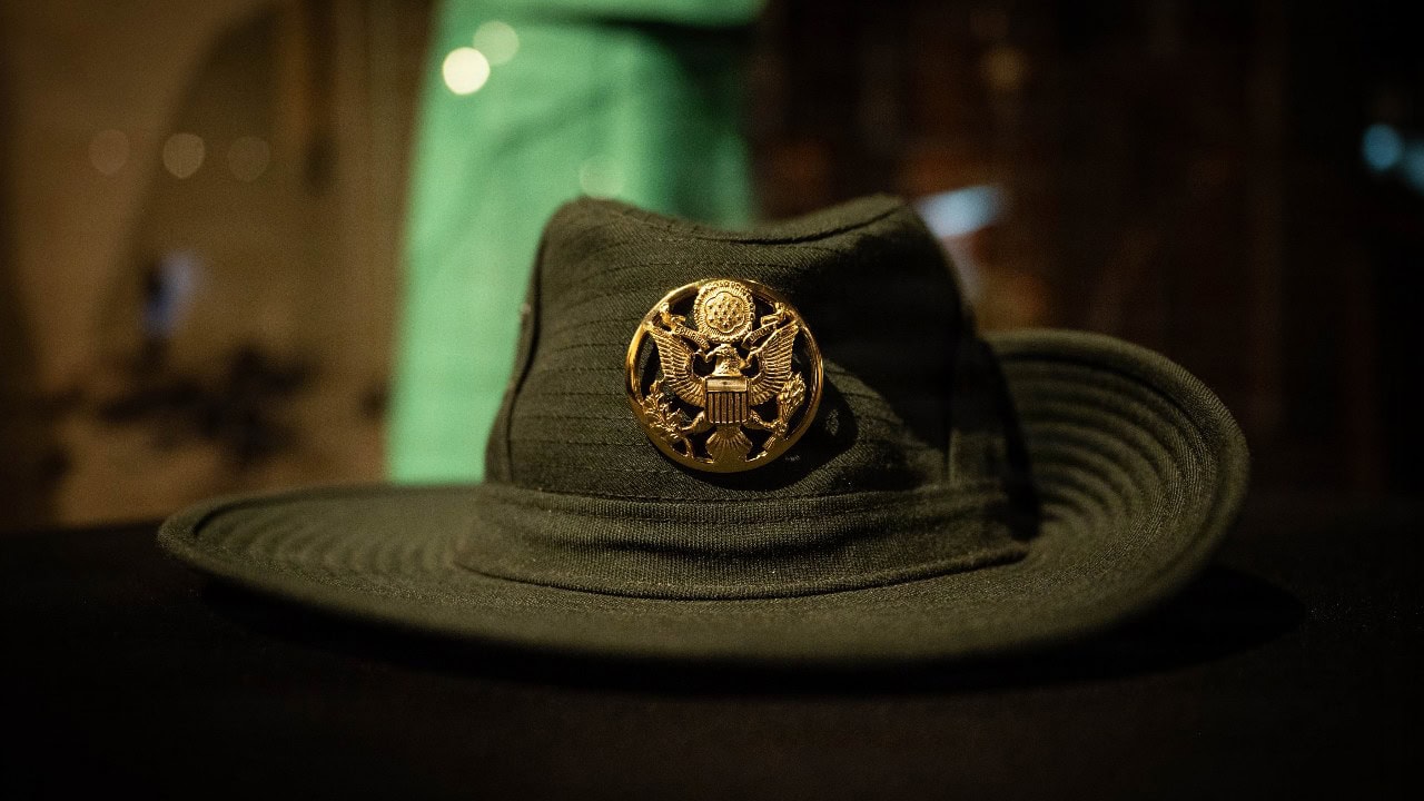 JAV armijos serž. 1-osios klasės Edjenik Uzcategui, Alfa kuopos pratybų seržantas, 5-asis batalionas, 1-oji specialiojo karo mokymo grupė (oro desantininkas), 369-asis generolas adjutantas (AIT) ir štabo srž. Heather Woodward, 13-ojo pėstininkų pulko 1-ojo bataliono „Echo“ kuopos vyresnioji gręžimo seržantė, paskutinį kartą nusiima kepures ir užsidėjo kampanijos skrybėlę per specialią ceremoniją, kurią surengė vadas seržantas. Majoras Williamas M. Shoafas, vadas srž. Fort Jackson majoras ir muziejaus kuratorius Stevenas P. Noonanas Pagrindiniame kovinio rengimo muziejuje, Fort Džeksone, SC, 2026 m. sausio 23 d. Kampanijos kepurė tapo oficialia visų gręžimo seržantų kepure, 2026 m. sausio 2 d. (JAV armijos nuotrauka, serž. 1-os klasės Dana Clarke)