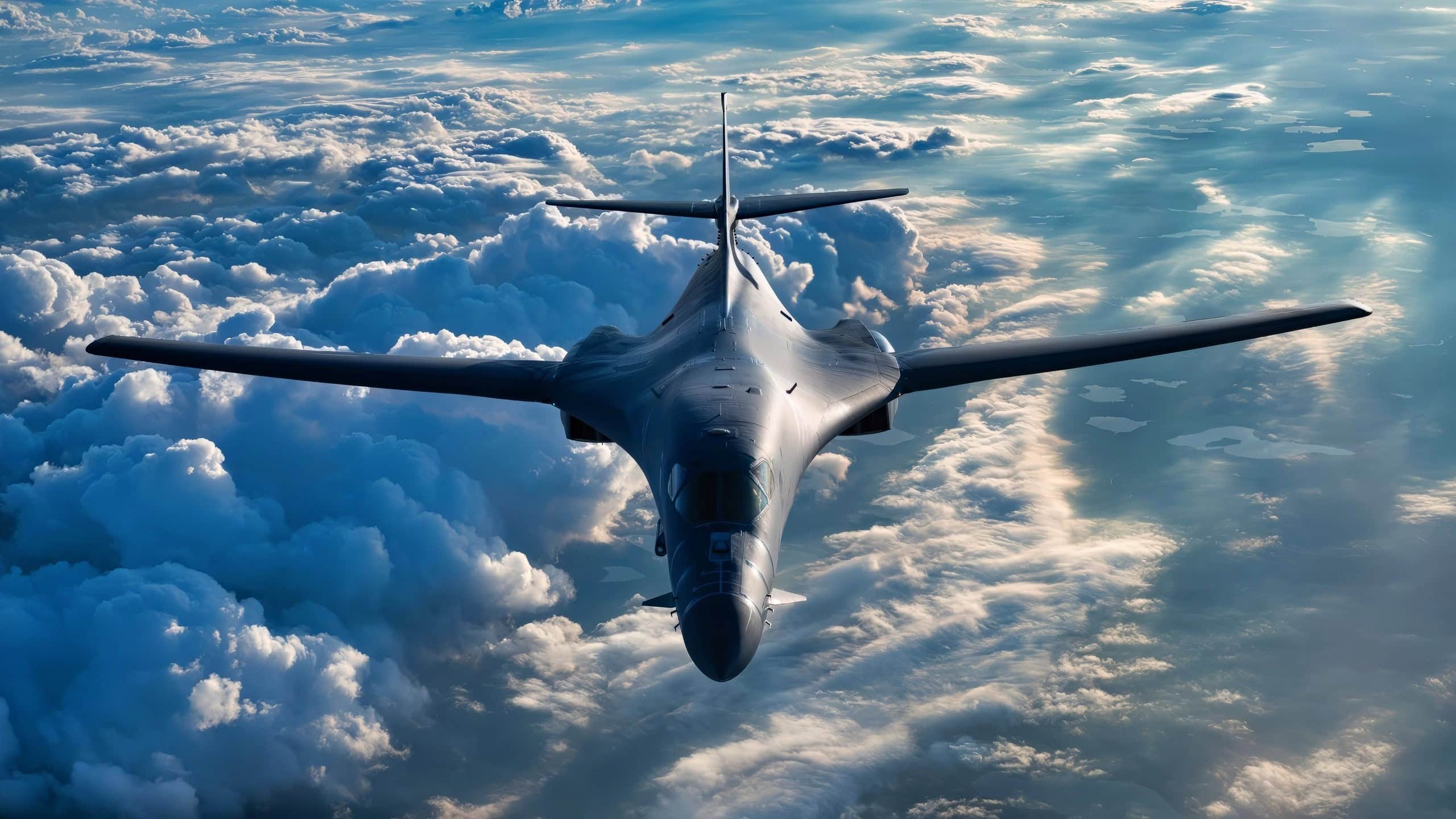 2025 m. liepos 2 d. JAV oro pajėgų B-1B Lancer, paskirtas 34-ajai ekspedicinei bombų eskadrai, Elswortho oro pajėgų bazėje, Pietų Dakotoje, praskrieja virš JAV. B-1B yra sunkus bombonešis, kurio naudingoji apkrova yra iki 75 000 svarų. (JAV oro nacionalinės gvardijos nuotrauka, kurią pateikė Airman Spencer Strubbe)