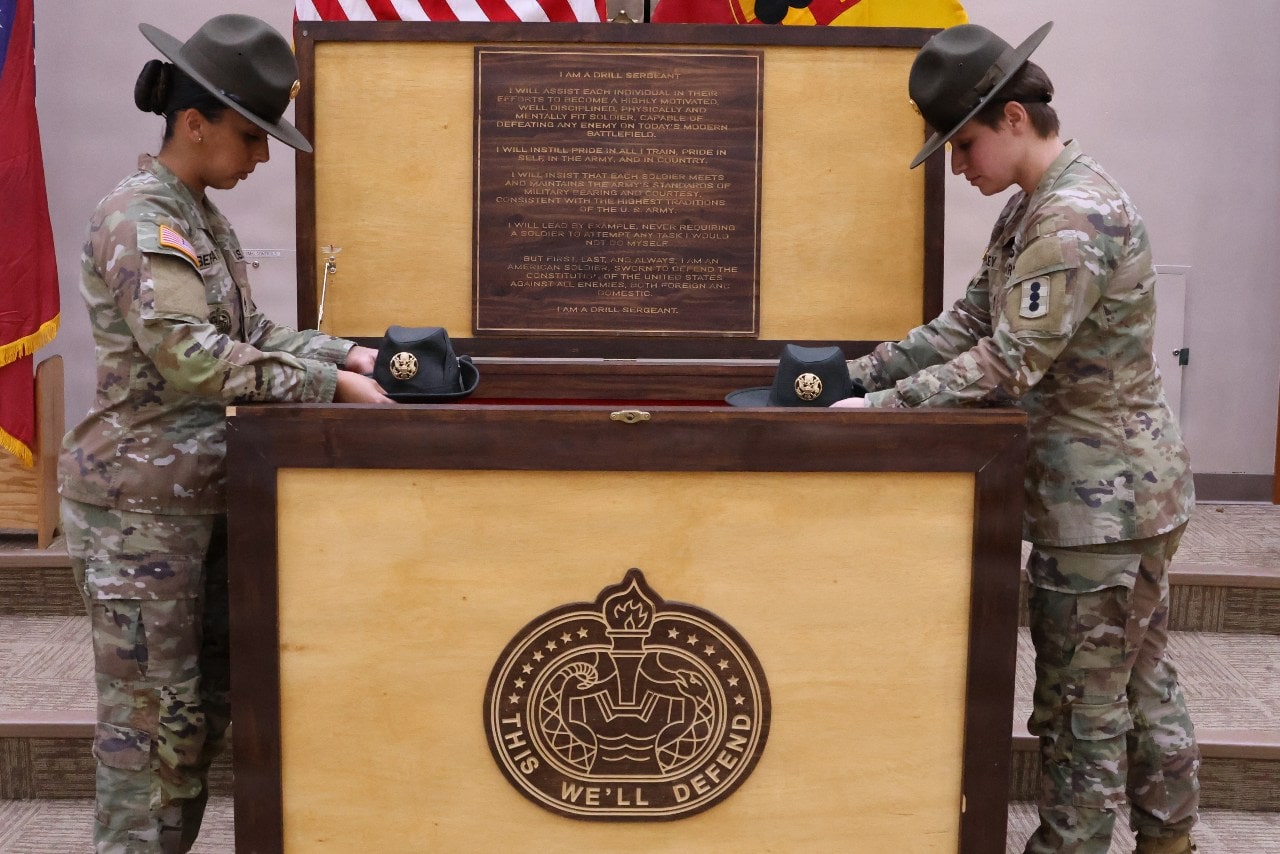 On Jan. 2, 2026, the U.S. Army authorized a single campaign hat design for all Drill Sergeants to reinforce one uniform standard. This change reflects the Army’s commitment to unity, consistency, and equal representation while honoring the contributions of those who served before.