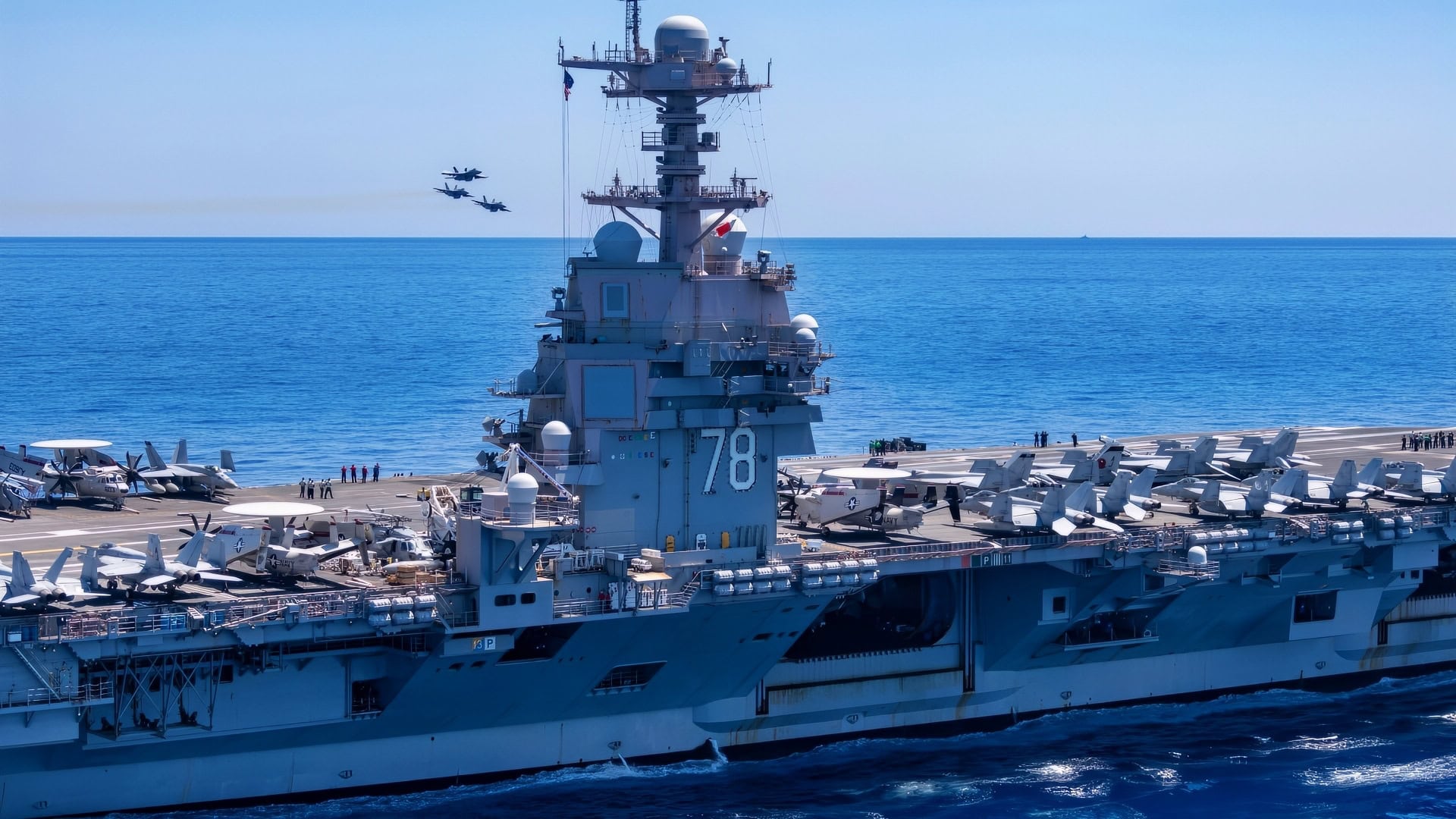 Carrier Air Wing 8 F/A-18E Super Hornets, prijungtas prie naikintuvo eskadros 37, skrenda didžiausio pasaulyje lėktuvnešio USS Gerald R. Ford (CVN 78) metu per eskadrilės vado keitimo ceremoniją, 2025 m. rugpjūčio 1 d. Dvyliktoji grupė yra planuojama dislokuoti JAV 6-ojo laivyno operacijų zonoje, kad palaikytų JAV karinių jūrų pajėgų Europoje ir Afrikoje efektyvumą, mirtingumą ir pasirengimą bei apgintų JAV, sąjungininkų ir partnerių interesus regione. (JAV karinio jūrų laivyno nuotrauka, kurią pateikė masinės komunikacijos specialistė jūrininkė Brianna Barnett)