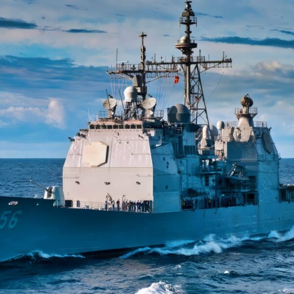 ATLANTIC OCEAN (June 6, 2012) The guided-missile cruiser USS San Jacinto (CG 56) approaches the amphibious assault ship USS Kearsarge (LHD 3) for a fueling at sea. (U.S. Navy photo by Mass Communication Specialist 1st Class Tommy Lamkin/Released)